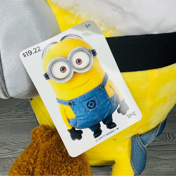 Despicable Me minion with wreath 18 in. Christmas door greeter bob decoration - Picture 2 of 7